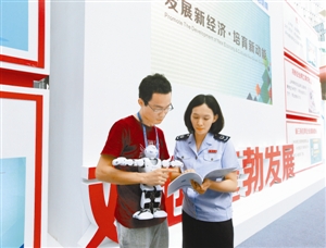 南山国税工作人员为优必选提供税务辅导。
